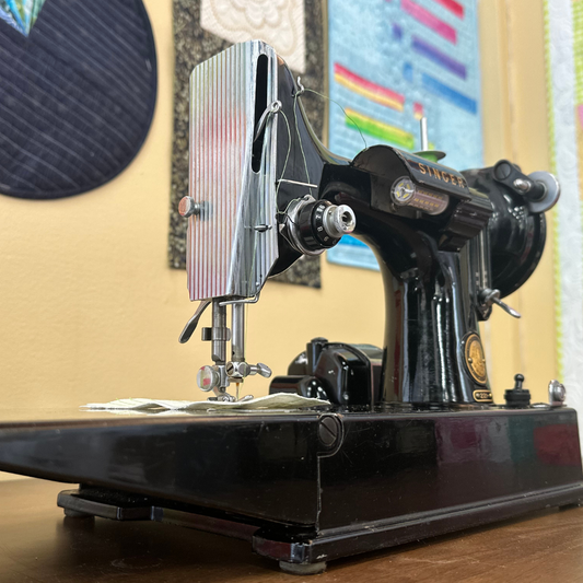 PRE-OWNED SINGER FEATHERWEIGHT 221 (1956)