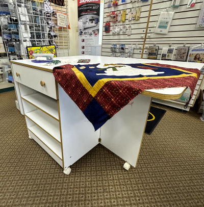 PRE-OWNED HORN 4172 CUTTING TABLE WITH CUTTING MAT