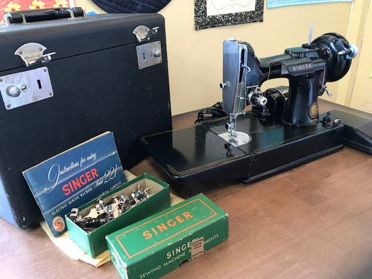 PRE-OWNED SINGER FEATHERWEIGHT 221 (1953)