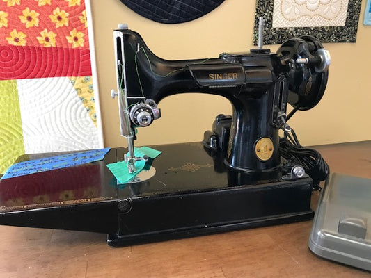 PRE-OWNED SINGER FEATHERWEIGHT 221 (1947)